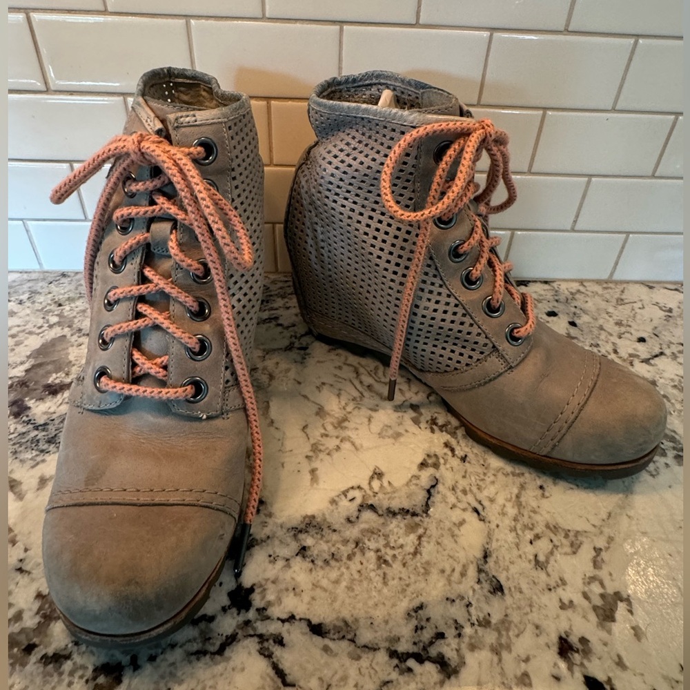 Woman Sorel ankle boots size 9